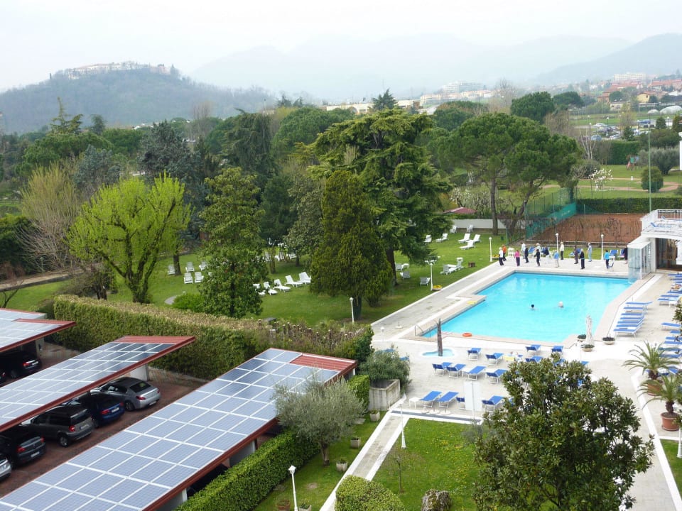 Pool mit Qi-gong Gruppe und Carports Hotel Ariston Molino