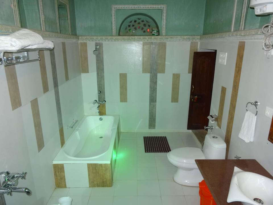 Sehr großes und schönes Bad. Hotel Radhika Haveli Mandawa
