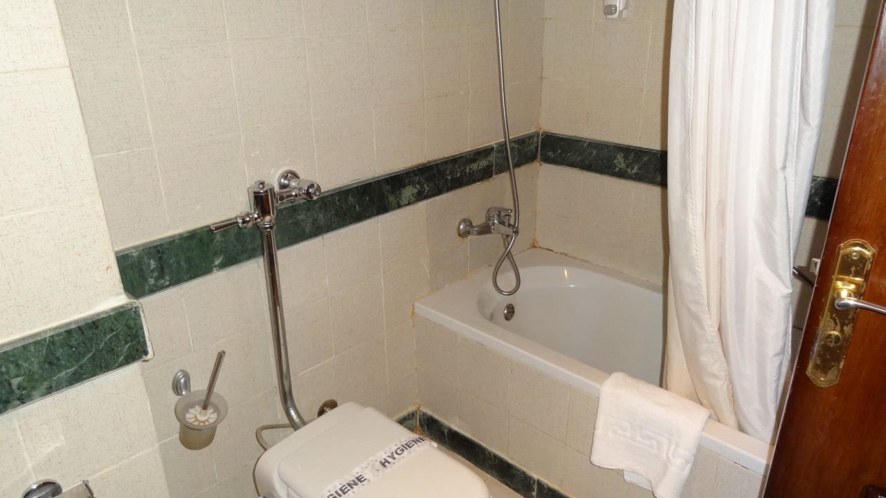 Das erste Zimmer- zu viel Schimmel/ Kalk.Wechsel! Le Jardin Aqua Park Resort