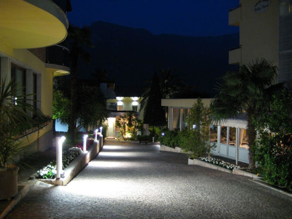 Ein Teil der Außenanlage am Abend Hotel Ideal