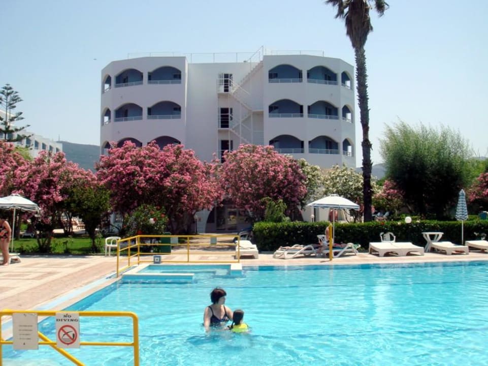 Pool mit Aussenansicht Continental Palace