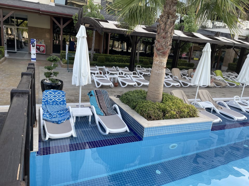 Pool Mary Hotel Side