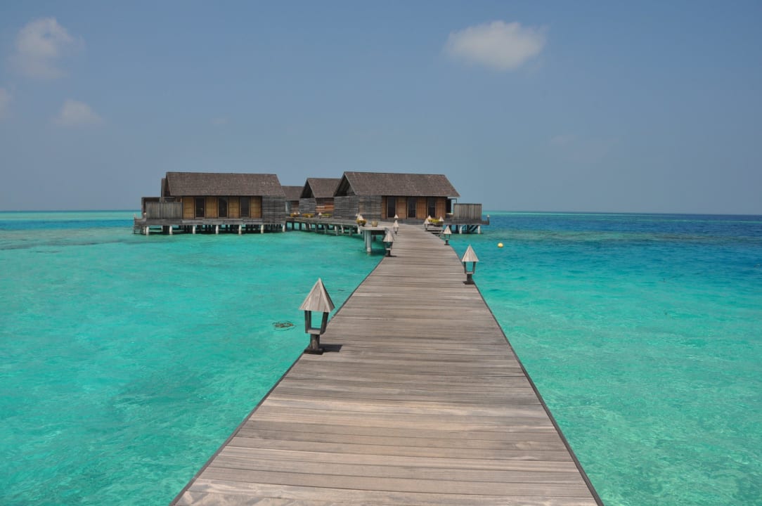 Steg zu den Overwater Deluxe Gangehi Island Resort