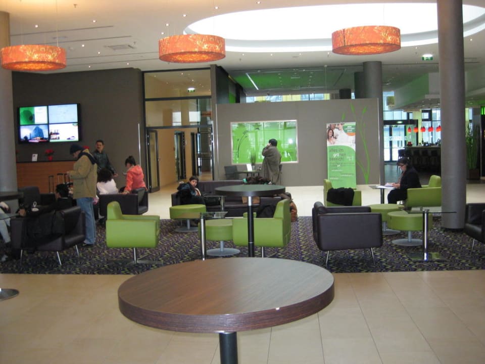 Eingangshalle mit gemütlichen Sesseln Courtyard by Marriott Vienna Prater/Messe