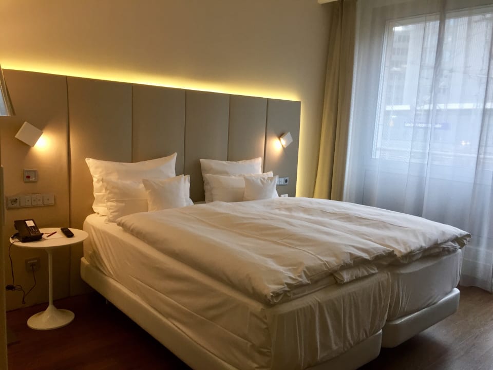Bett Zimmer 214 NH Collection Berlin Mitte Friedrichstrasse