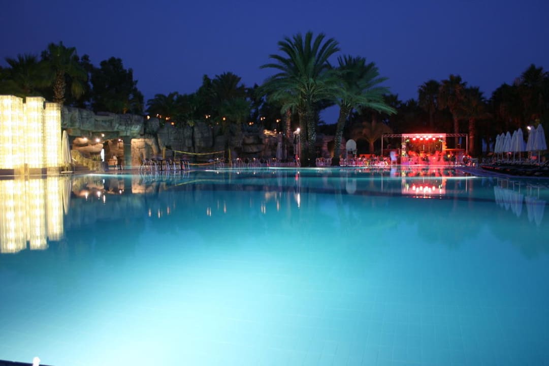 Activity Pool am Abend mit Bühne am Ende Monachus Family Resort Sorgun