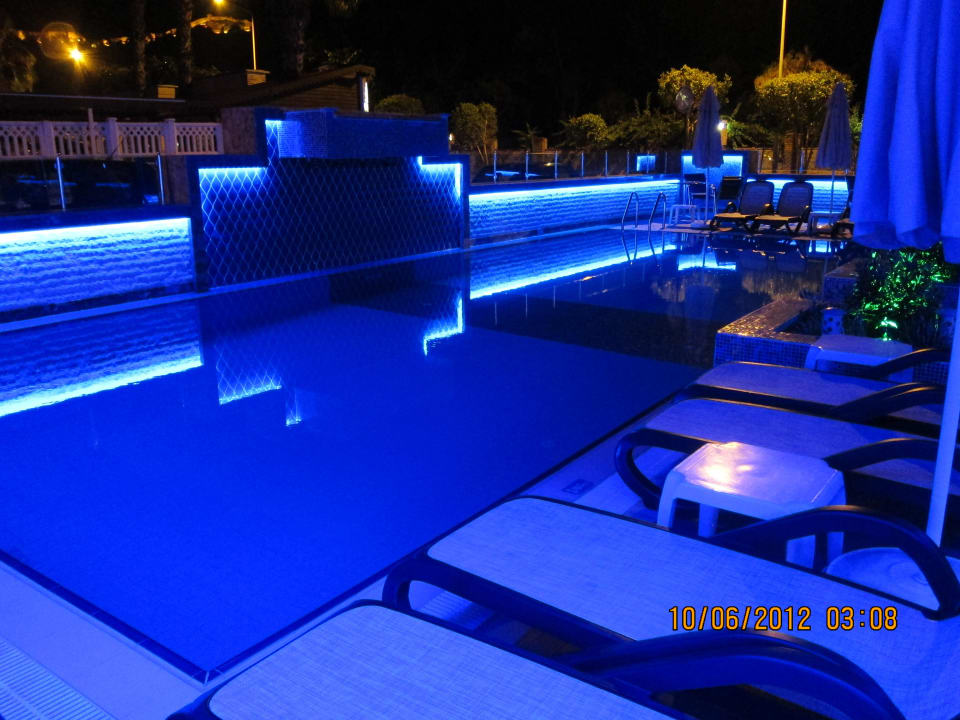 Im Hintergrund die Burg Hatipoglu Beach Hotel