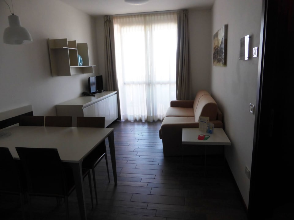 Neues Zimmer 607 mit Couch, Esstisch und Fernseher Aparthotel Holiday