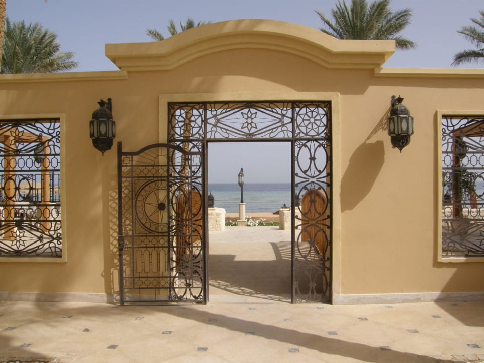 Východ z hotela na pláž Makadi Spa - Adults only