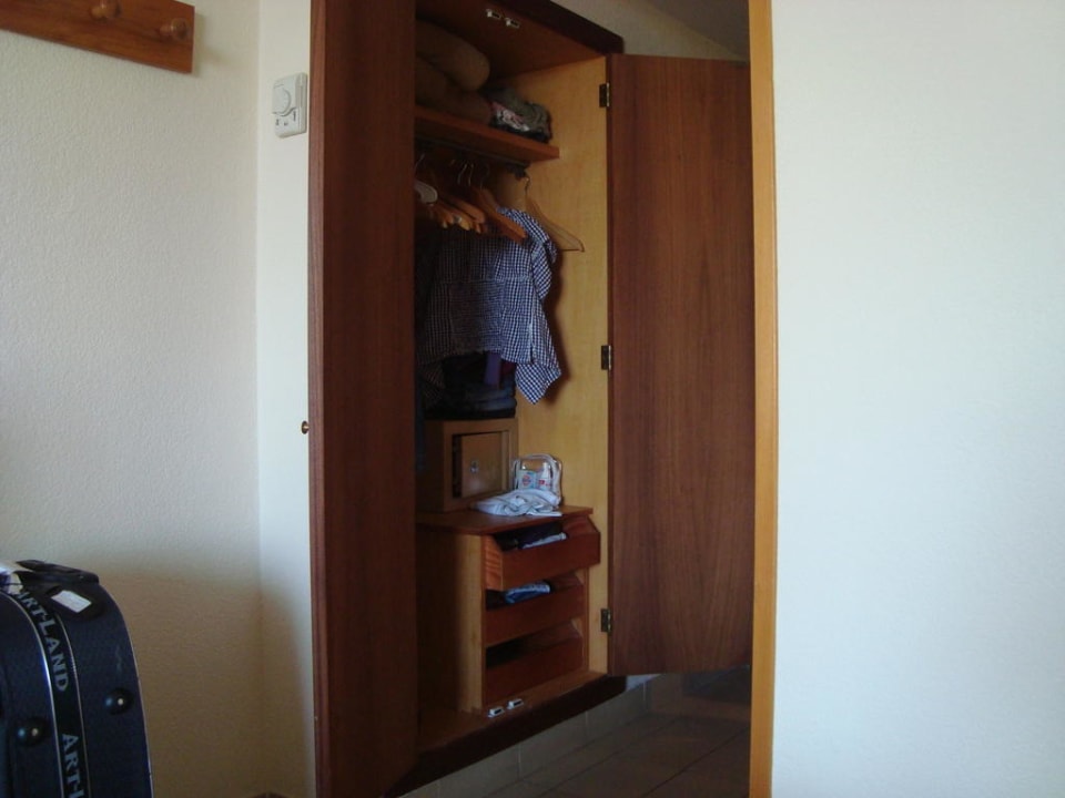 Kleiderschrank mit Safe Hotel Sabina Playa