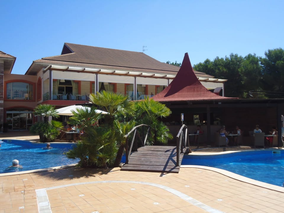 Brücke zu der Poolbar VIVA Cala Mesquida Suites & Spa 16+