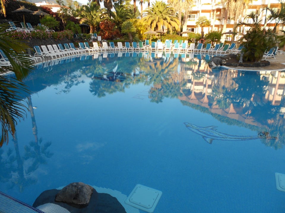 Poolanlage am Morgen Hotel Puerto Palace