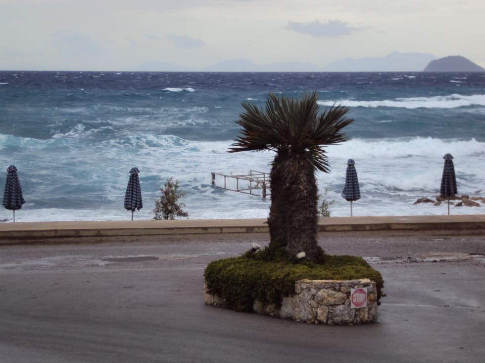 Blick auf Strand und Meer von der Hoteleinfahrt Atlantica Mikri Poli Kos