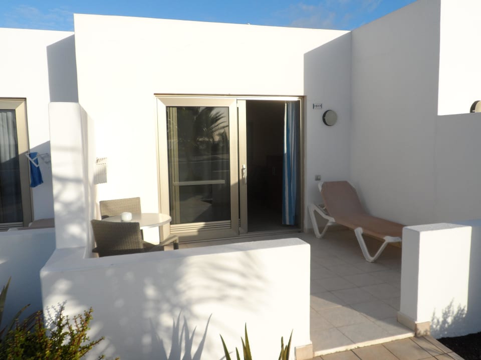 Unsere Terrasse  Zimmer 1017 vor der 2ten Liege Hotel Las Costas