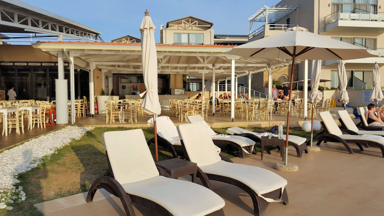 Hinten die Poolbar Istion Club & Spa