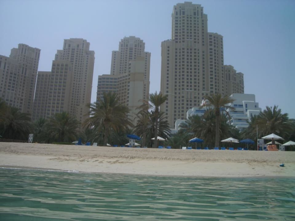 Blick vom Meer auf das Hotel Sheraton Jumeirah Beach Resort