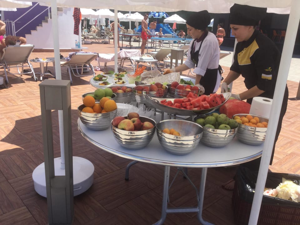 Fruchtstand Azura Deluxe Resort & Spa Hotel