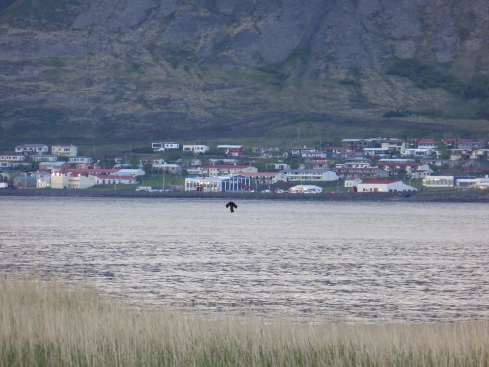Von andere Seite des Fjords fotografiert Fosshotel Westfjords