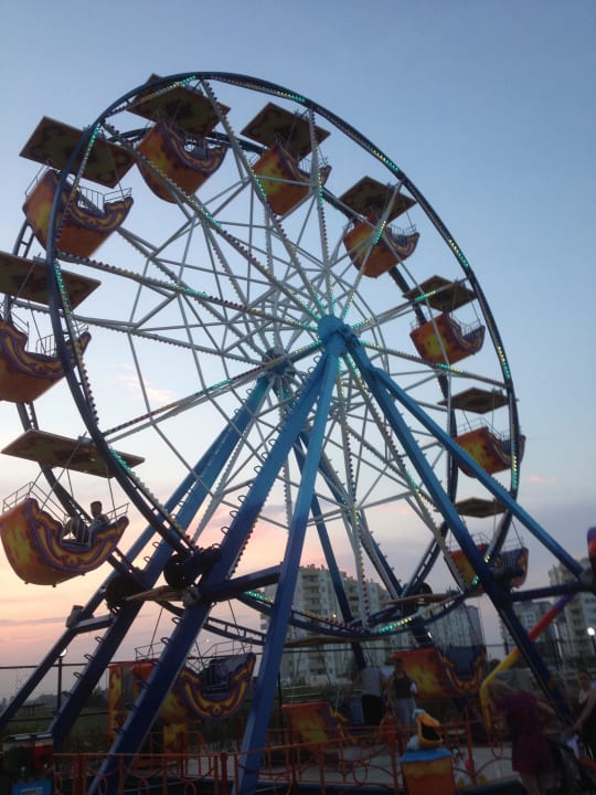 Riesenrad vorm Hotel Saturn Palace Resort Hotel