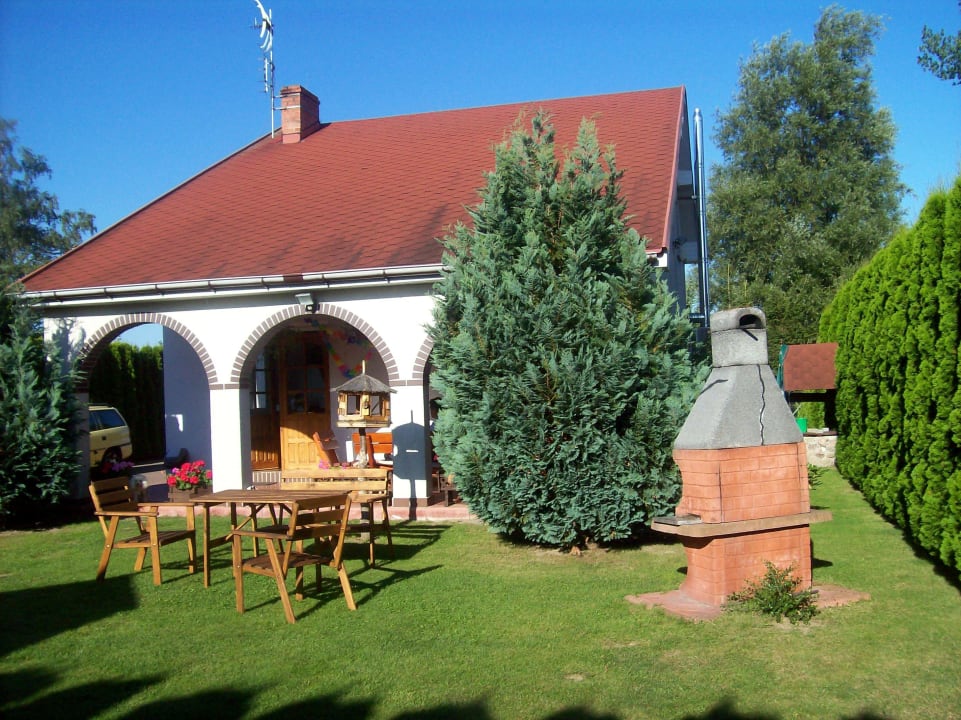 Blick vom Garten auf die überdachte Terrasse Ferienhäuser Trzesacz PL7234.101.1
