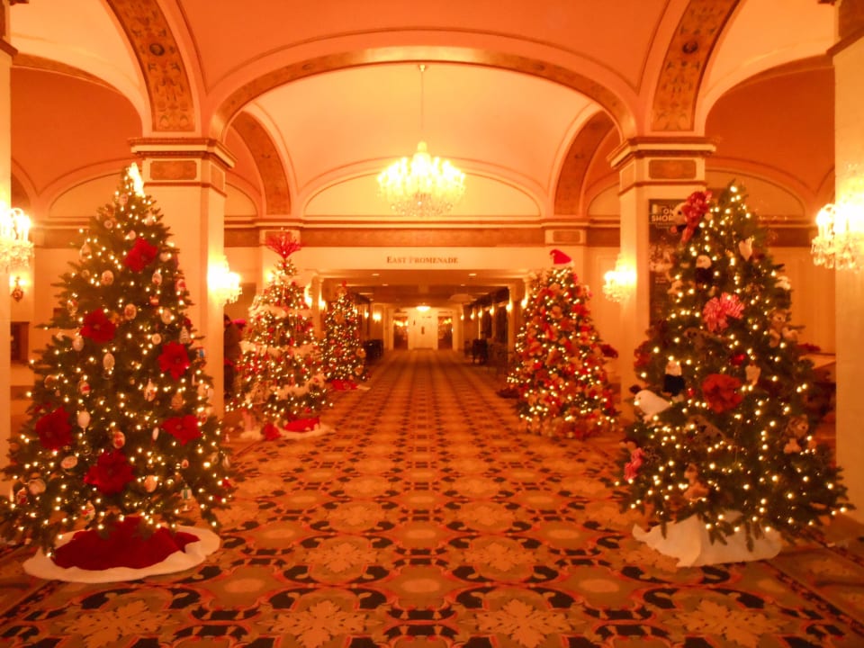 Christbäume in der Lobby-Halle Omni Shoreham Hotel