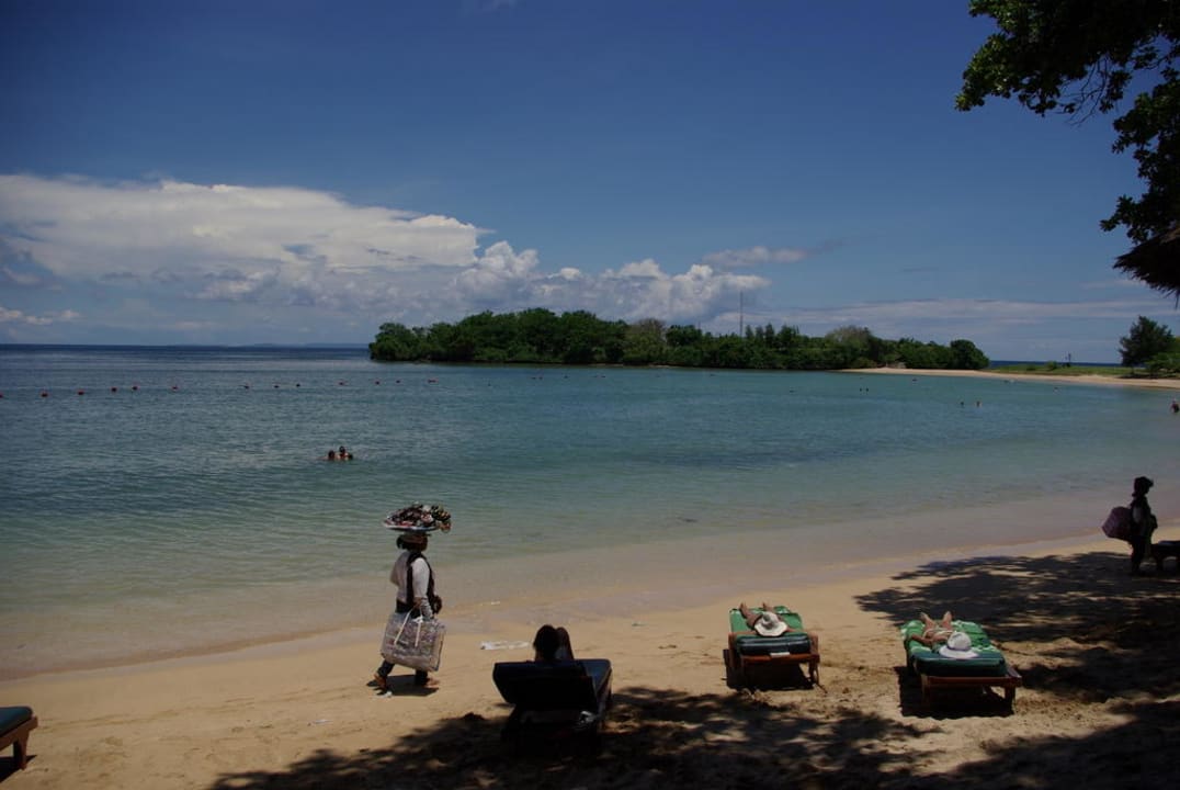 Verkäufer am Strand Paradisus by Melia Bali