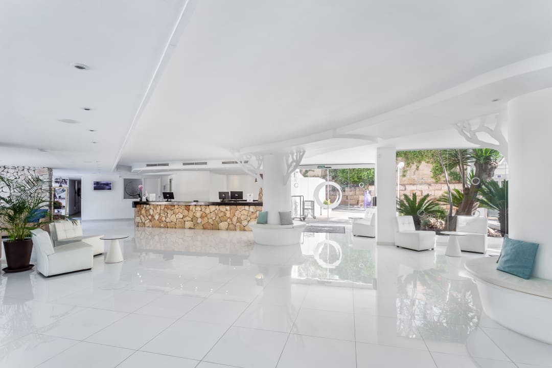 Lobby FERGUS Style Cala Blanca Suites