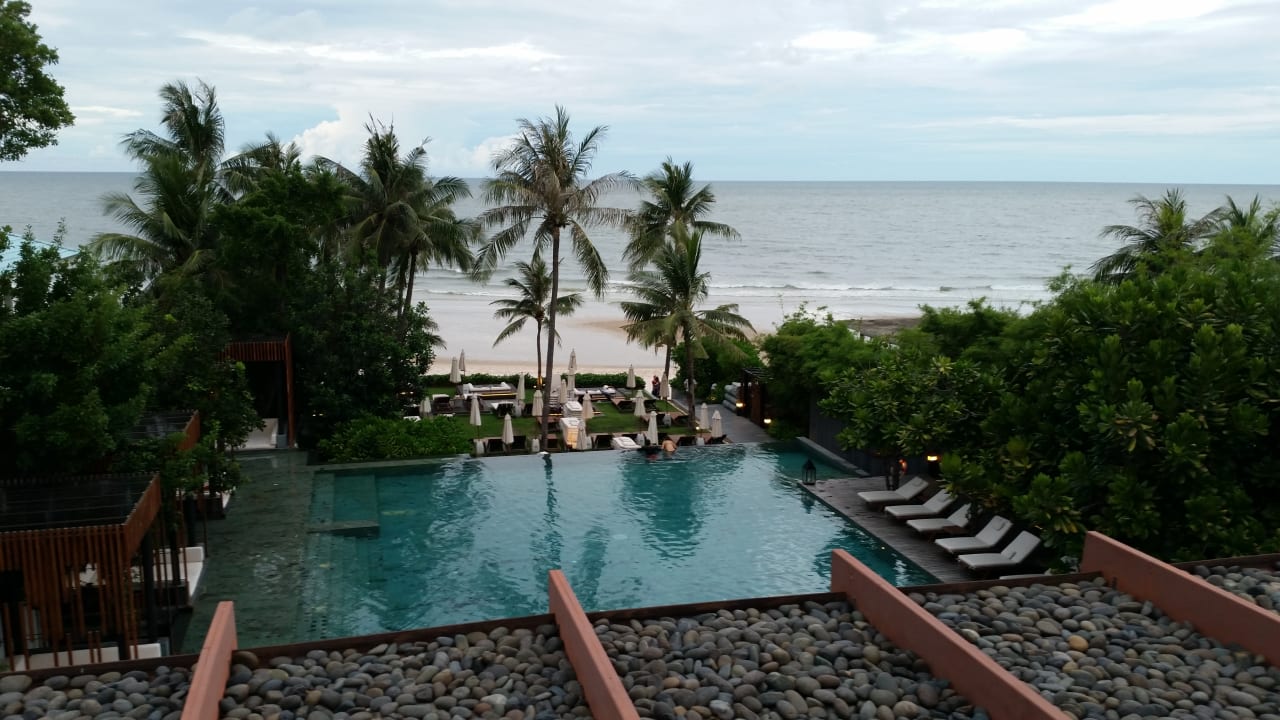 Ausblick von der Dachterrasse mit Bar.  Cape Nidhra Hotel Hua Hin