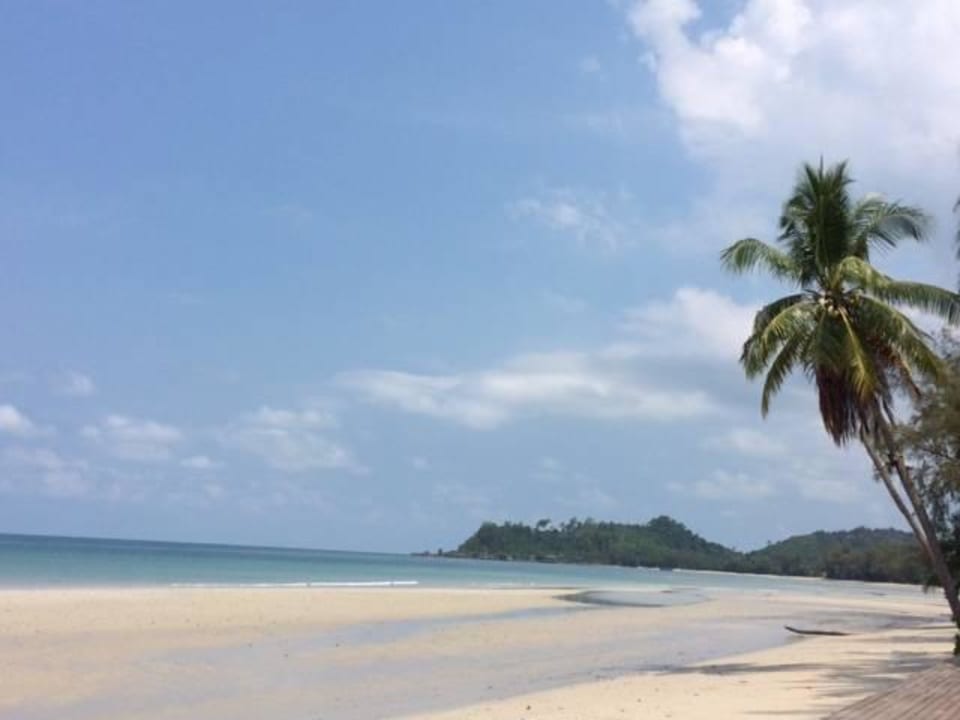 Strand vor dem Hotel mit Blick nach rechts Santhiya Tree Koh Chang Resort