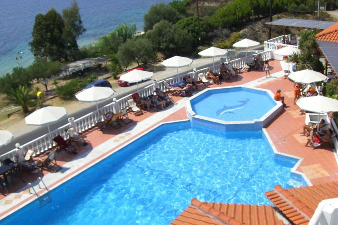 Blick auf Pool mit Kinderbecken - vom 1. Stock  Akti Ouranoupolis