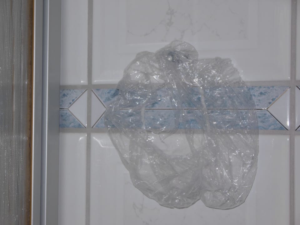 Benutzte Duschhaube vom vorgerigen Gast Seeschloss Schorssow