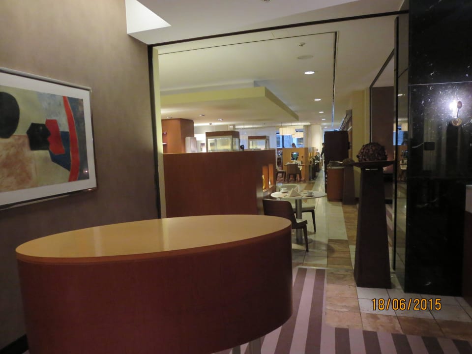 Ab hier: Konferenzbereich... Bitte warten Hotel Mondial am Dom Cologne- MGallery