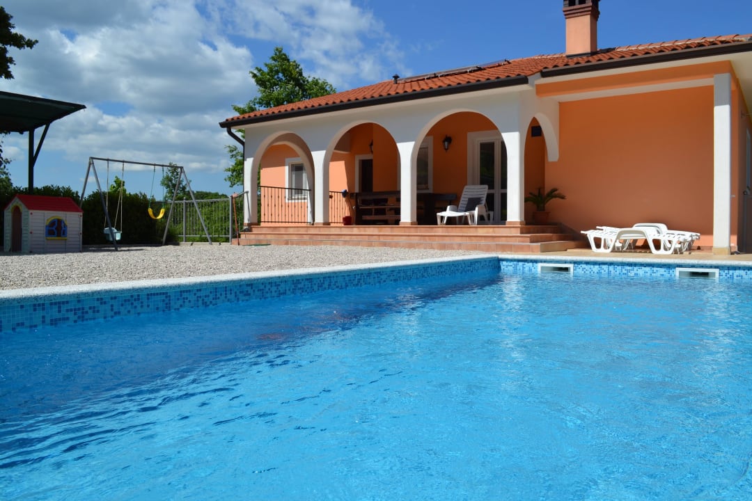 In front of house Apartment Zahtila