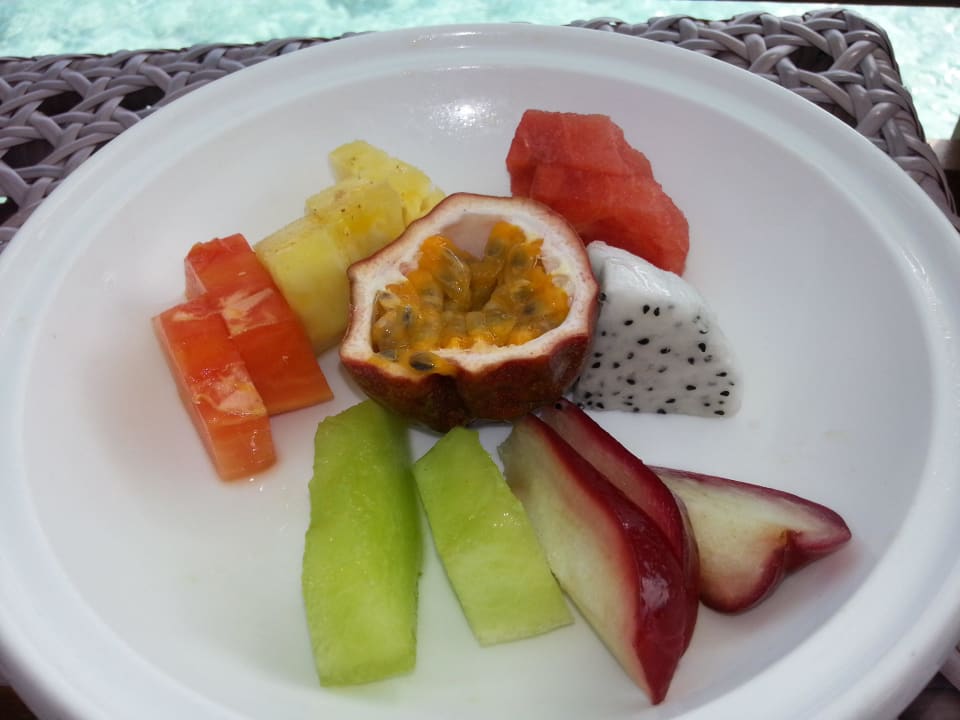 Obstteller beim Frühstück Baros Maldives Resort