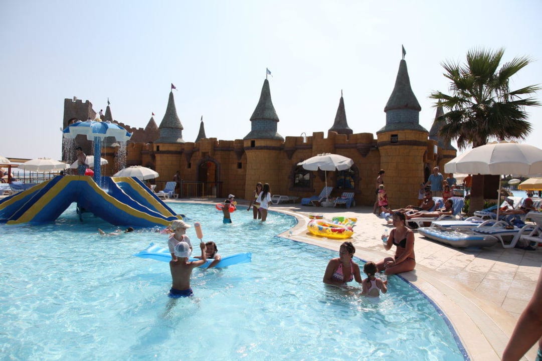 Blick auf Kinderpool und Baadingoo-Kinderclub TUI BLUE Palm Garden