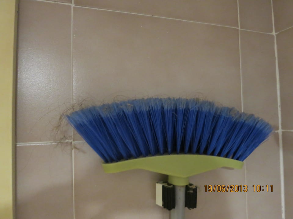 Bei der Ankunft dreckiger Besen im Badezimmer Alcudia Garden Aparthotel