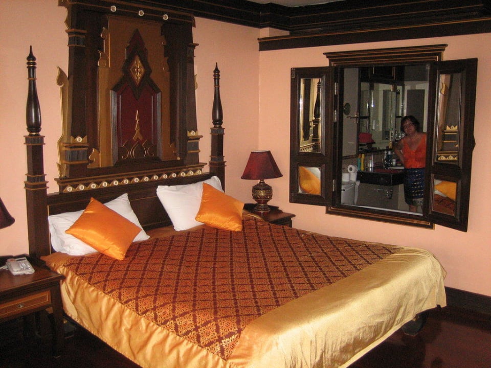 Schlafzimmer mit Blick ins Badezimmer Aonang Ayodhaya Beach Resort & Spa