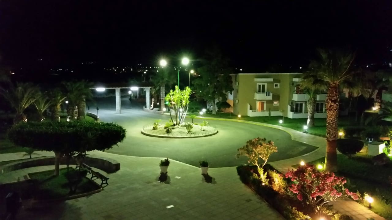 Vorplatz bei Nacht Corali Hotel