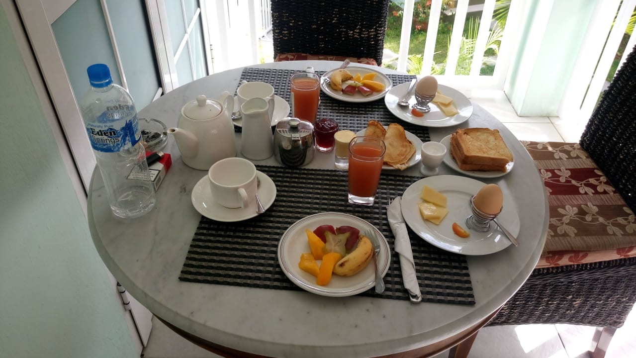 Frühstück auf dem Balkon Villas Bord Mer