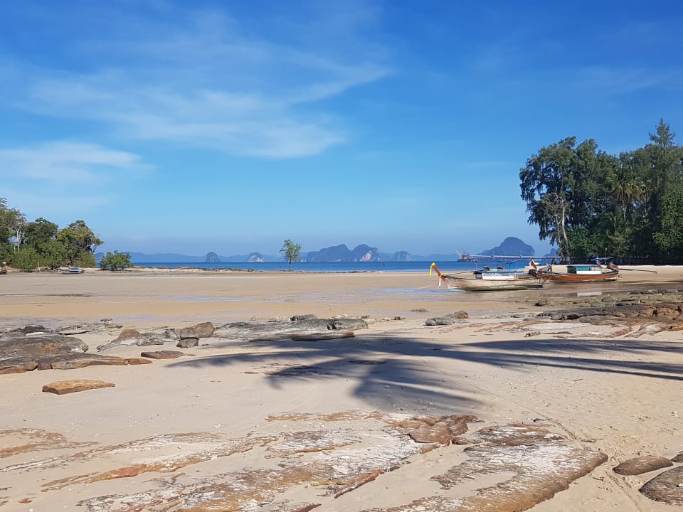 Entlang des Strandes Dusit Thani Krabi Beach Resort