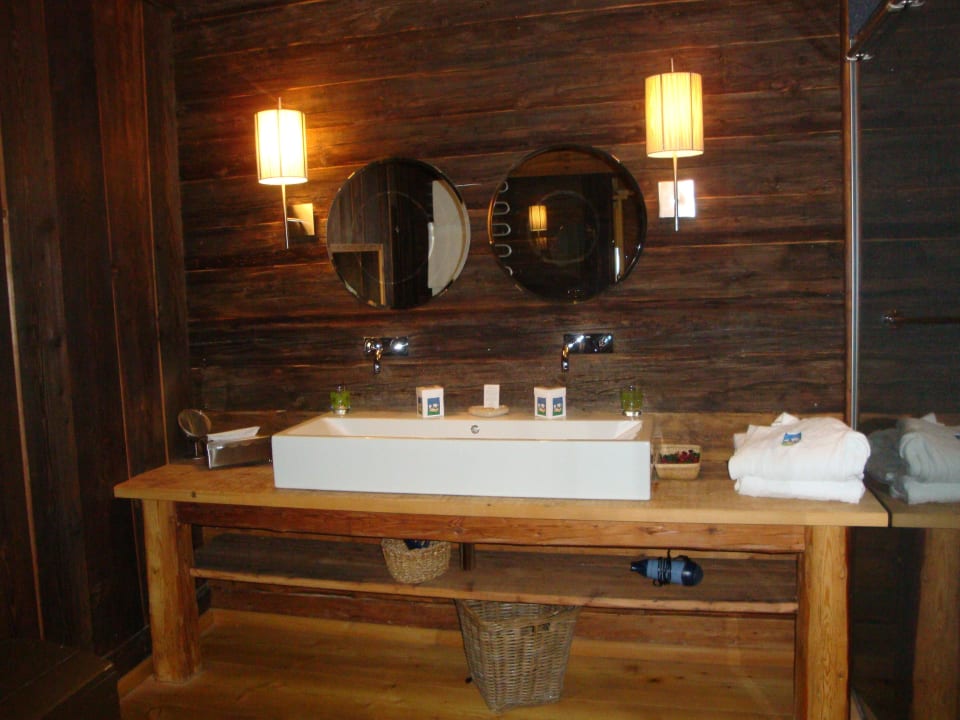 Bad - Blick zum großen Waschbecken Schlafen im Stall beim Steirereck am Pogusch