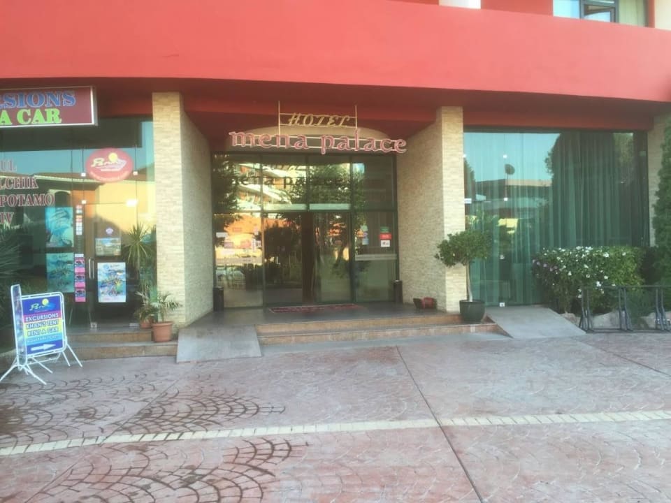 Hoteleingang Hotel Mena Palace