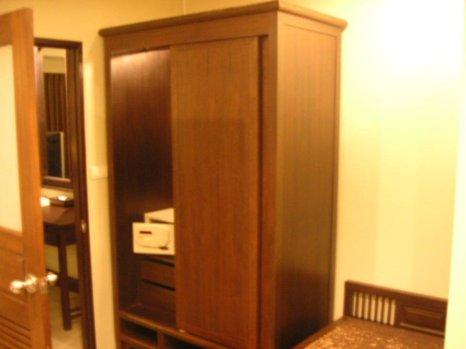 Schrank The Fair House Beach Resort