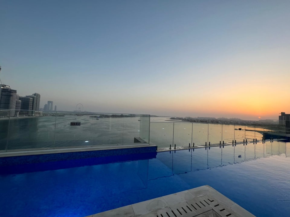 Pool voco Dubai The Palm by IHG