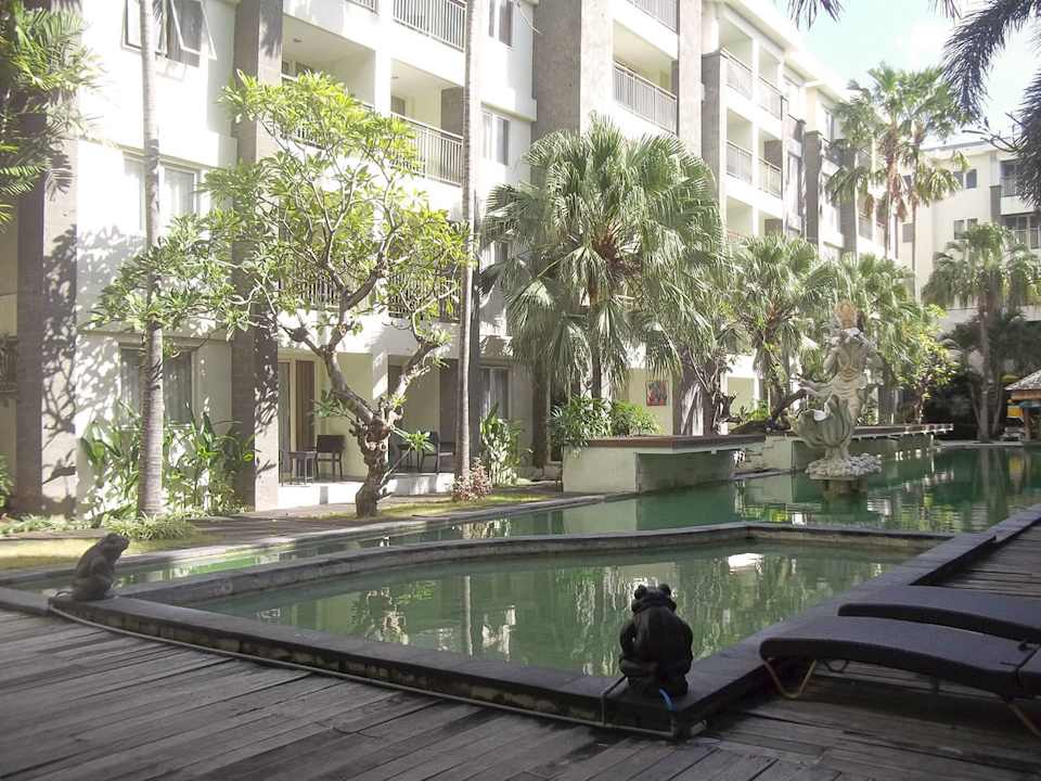 Pool mit Sonnenterassen ohne Liegen Bali Kuta Resort