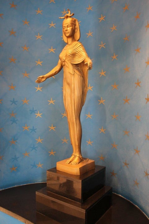 ...2 davon flankieren den Eingang... Hotel Sheraton Soma Bay Resort