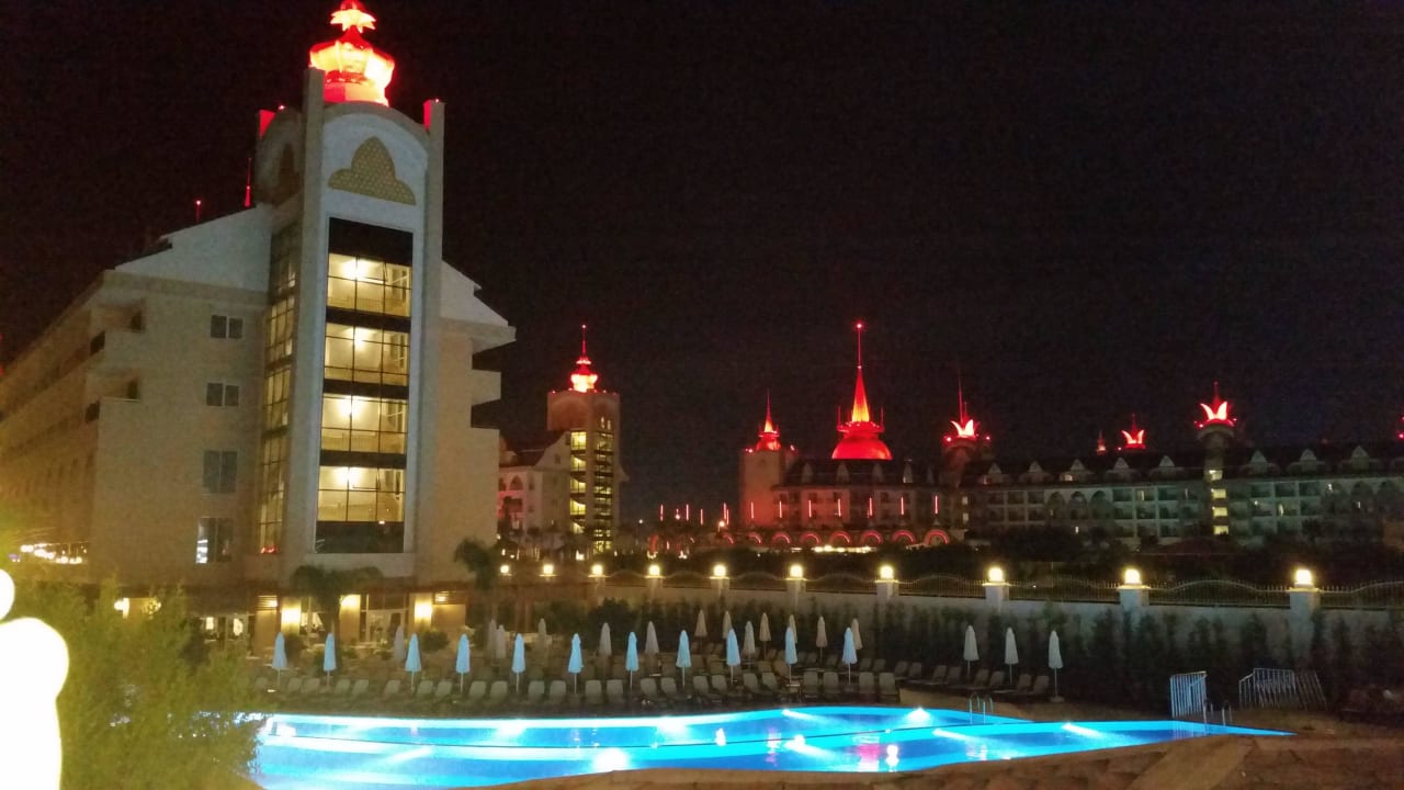 Bei Nacht sah die Poolanlage schöner aus  Well Palace Side