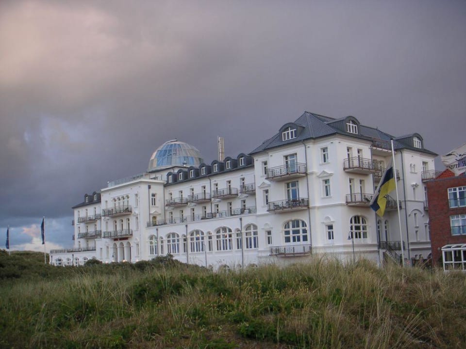 Historisches Kurhaus von der Strandseite Strandhotel Kurhaus Juist