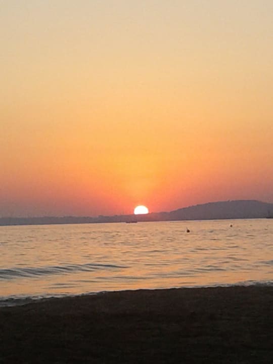 Sonnenuntergang am Strand Aska Hotel Just in Beach