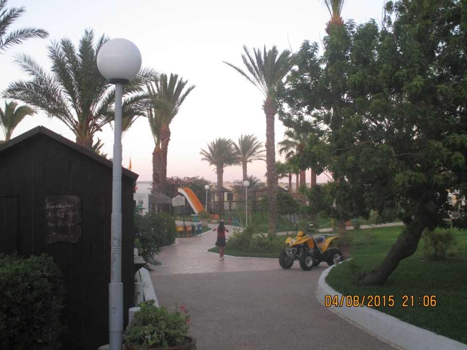 Kinderspielplatz im Hintergrund El Mehdi Beach Resort